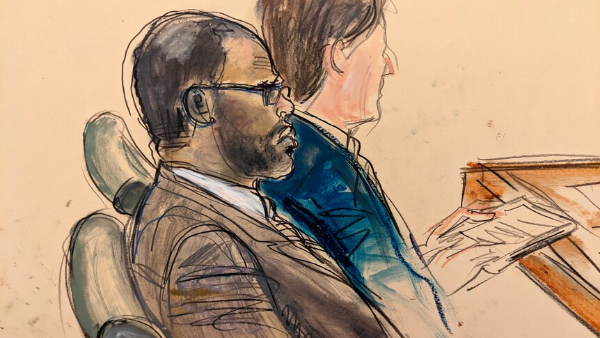 法庭艺术家画的 R Kelly 穿着西装和眼镜的素描。